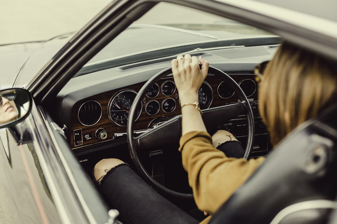 Autofahrer prüft Versicherungsunterlagen nach einem Schaden