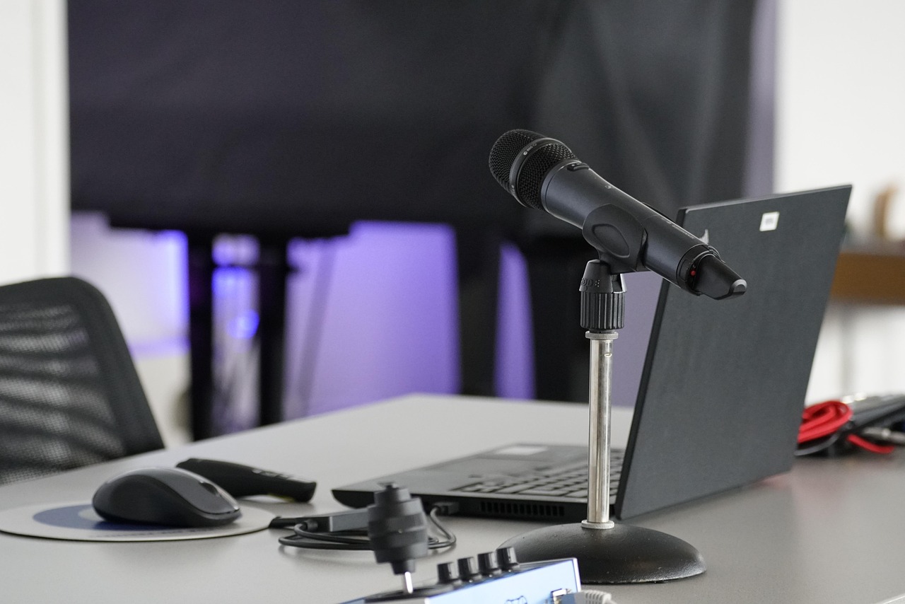 Beratungsgespräch mit Laptop zu Schadenmanagement Software im Büro