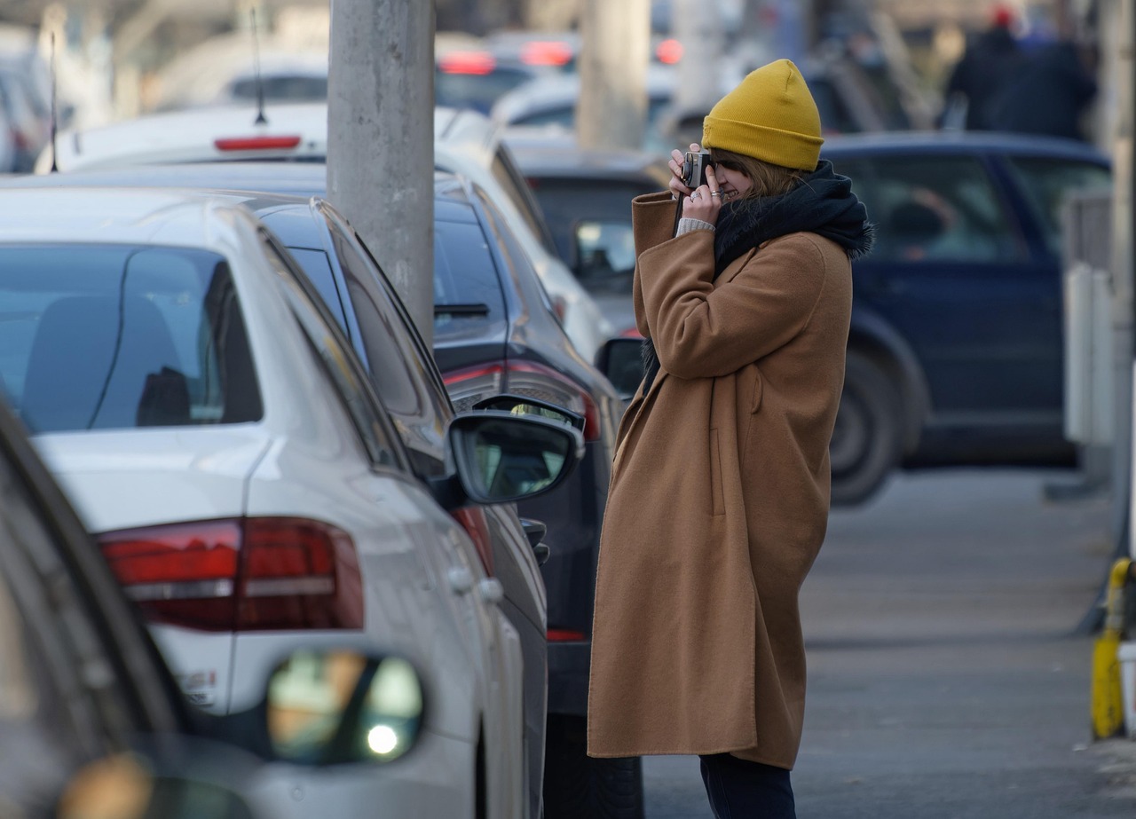 Person meldet einen Schaden digital am Smartphone in Österreich