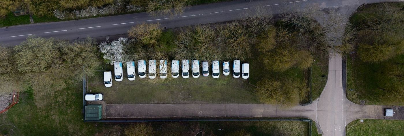 Weiße Transporter einer Firmenflotte in Reihe