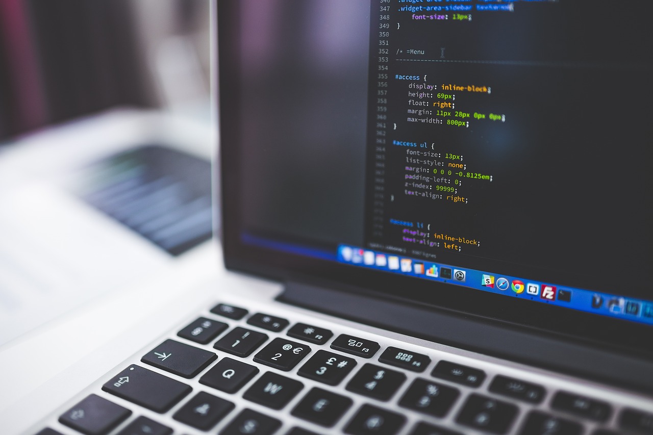 Mitarbeiter arbeitet an Schadenmanagement Software am Laptop im Büro