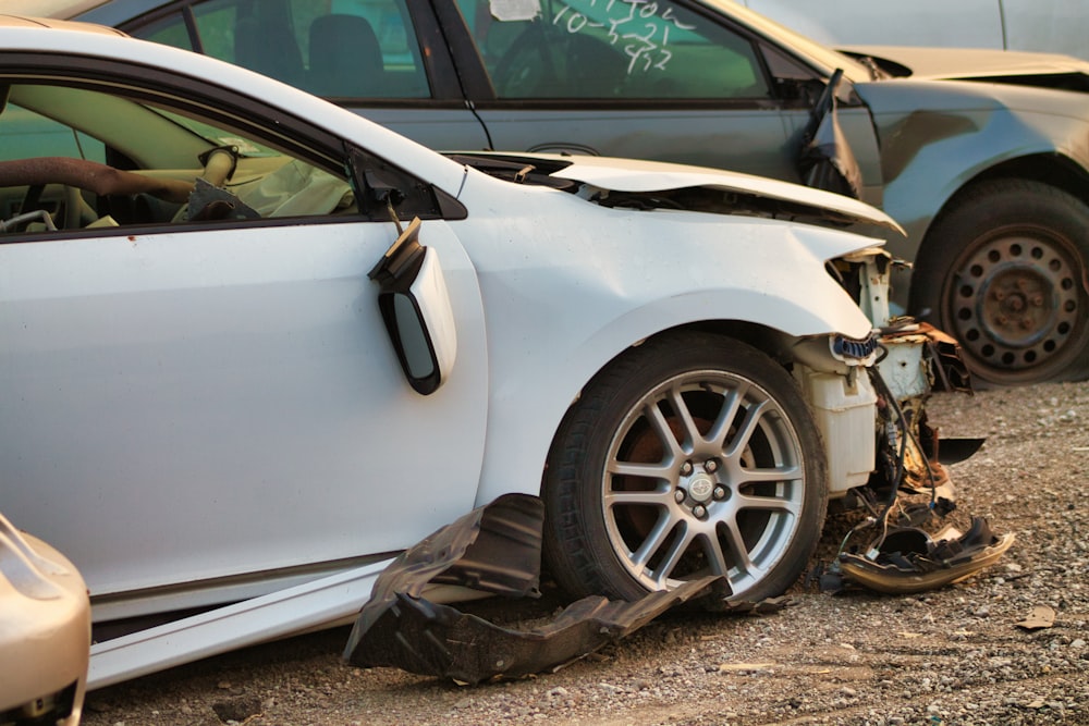 Demolierte Fahrzeugfront nach einem Unfall