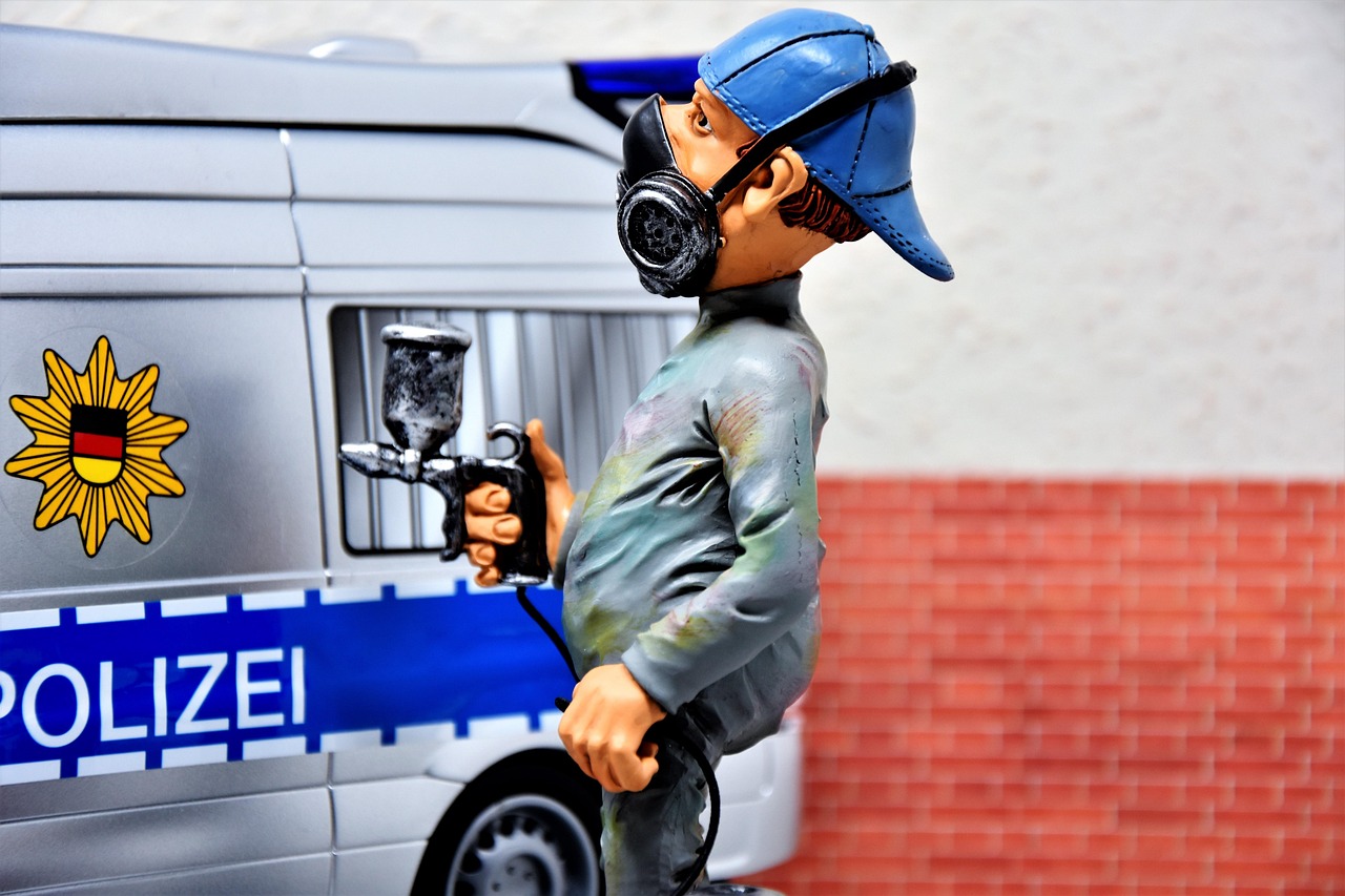 Lackierer bei der Arbeit an einem Auto in einer Lackiererei