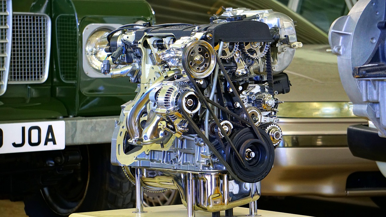 Mechaniker prüft Motorraum eines Autos nach Marderbiss auf Kabelschäden