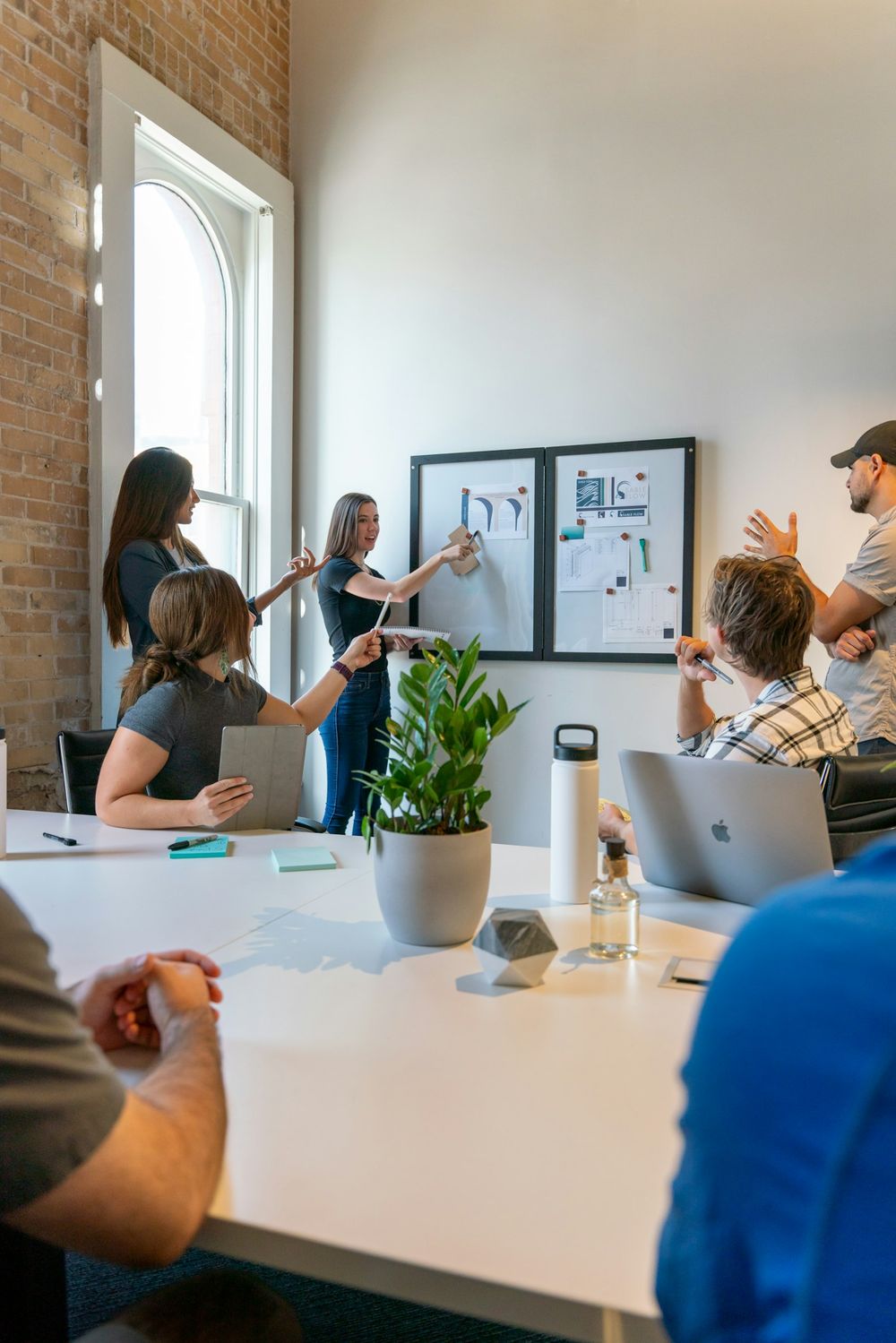 Team bespricht die digitale Schadenabwicklung