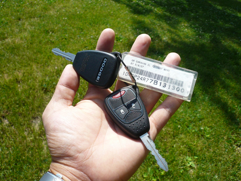 Übergabe eines Mietwagens auf einem Vermietparkplatz nach einem Verkehrsunfall