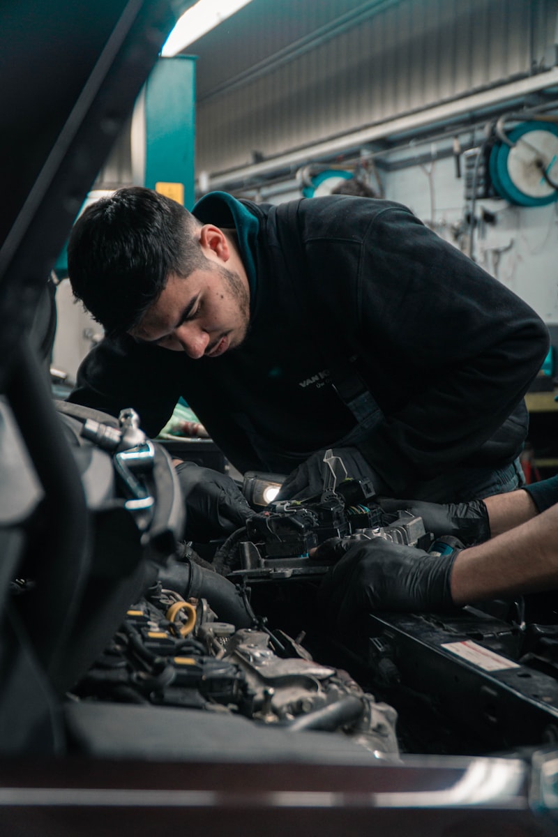 Mechaniker arbeitet konzentriert an einem Fahrzeug in der Partnerwerkstatt