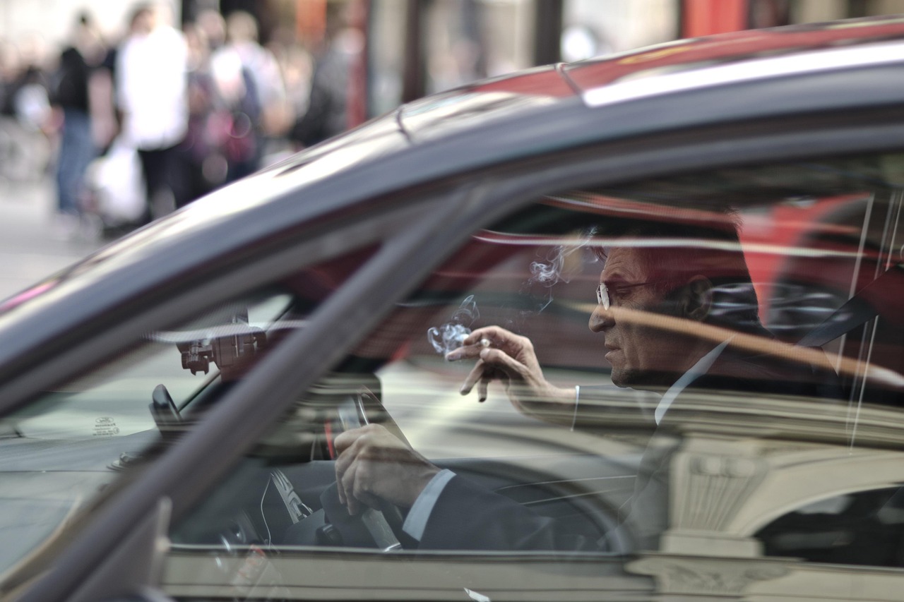 Autofahrer prüft Versicherungsunterlagen und Schadenfreiheitsklasse am Tisch