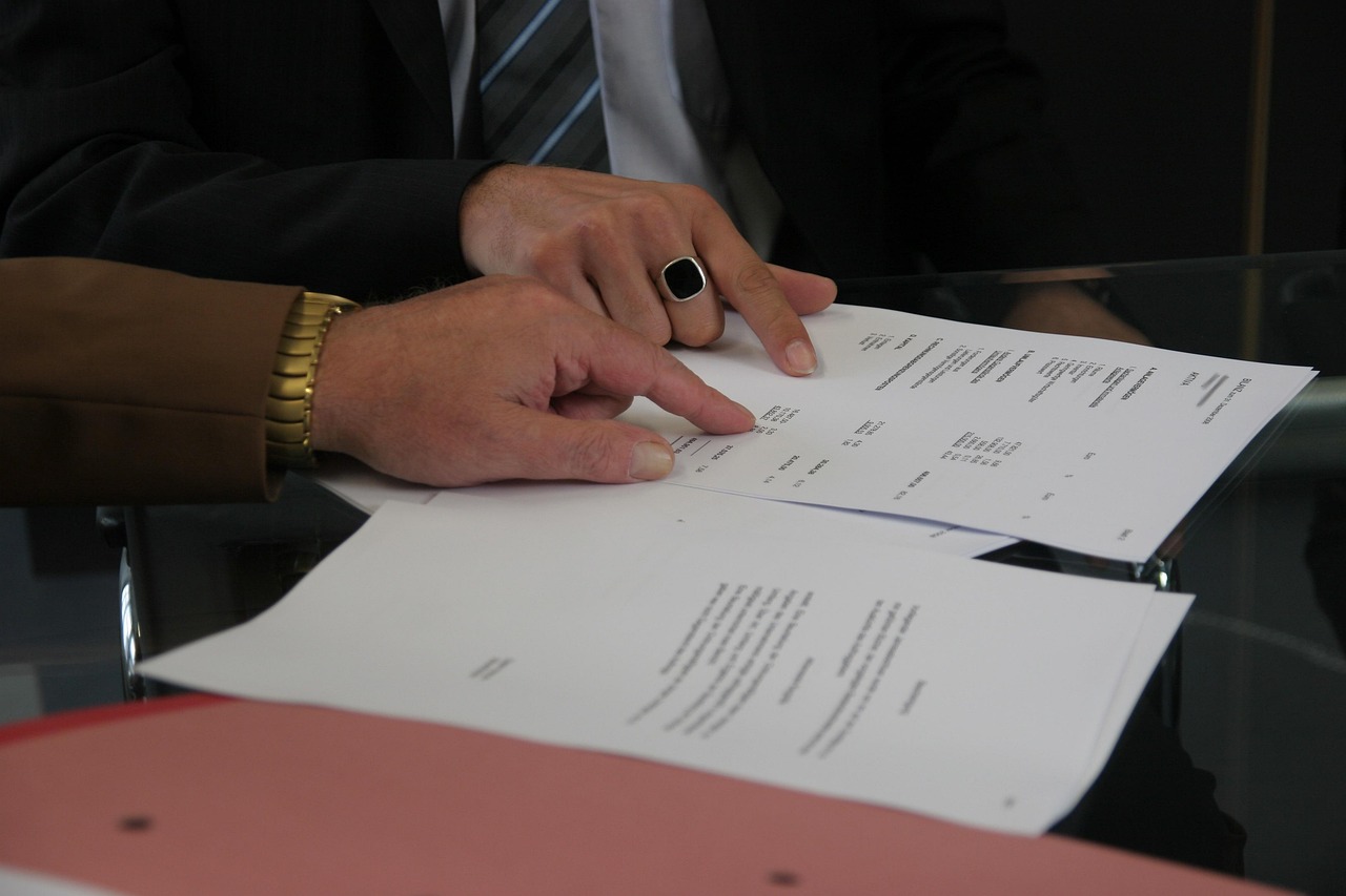 Berater bespricht Schadenmanagement mit Kunde am Tablet