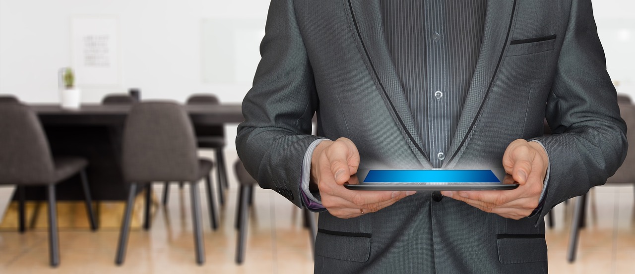 Berater bespricht mit Kundin die Schadenmeldung am Tablet