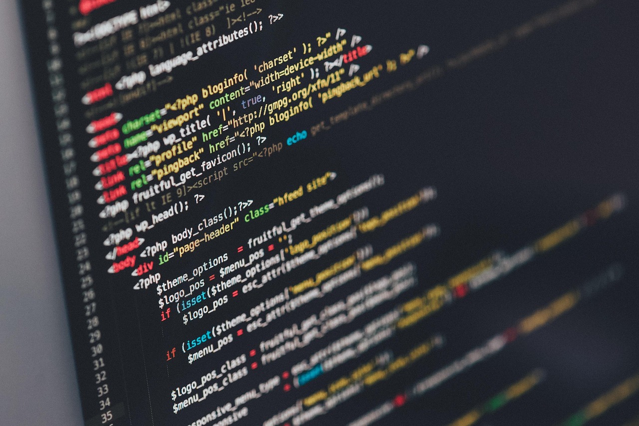 Mitarbeiter arbeitet an Schadenmanagement-Software am Bildschirm im Büro