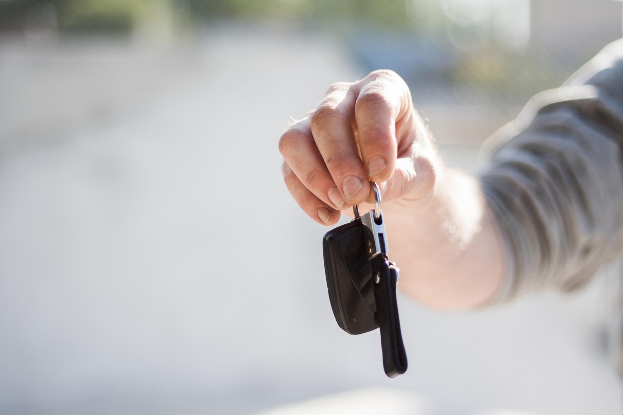 Autofahrer prüft Versicherungsunterlagen zur Schadensfreiheitsklasse mit Taschenrechner