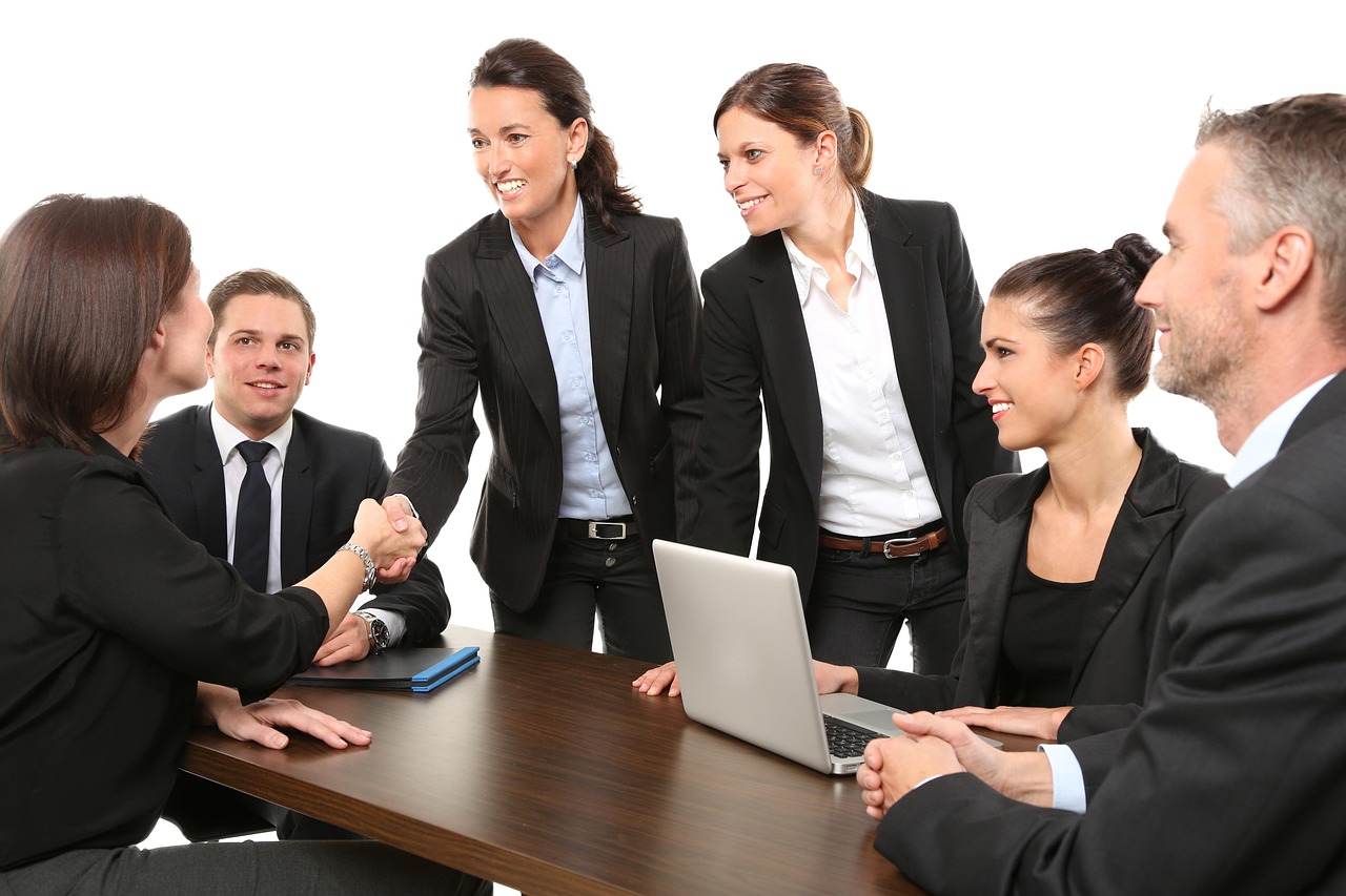 Teammeeting im Büro zur Besprechung eines Schadensfalls anhand von Unterlagen