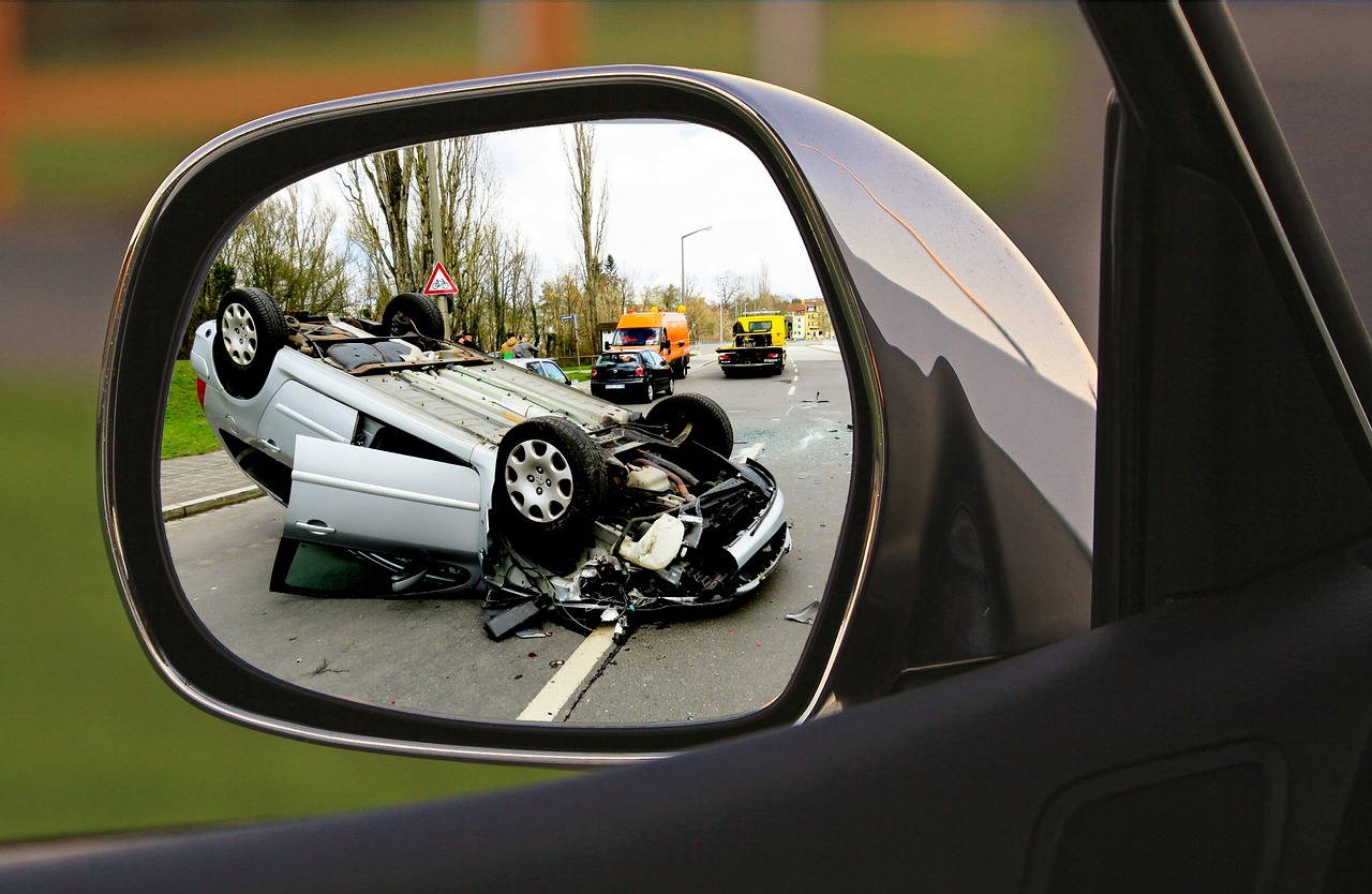 Autofahrer bespricht Versicherungsunterlagen nach einem Schaden