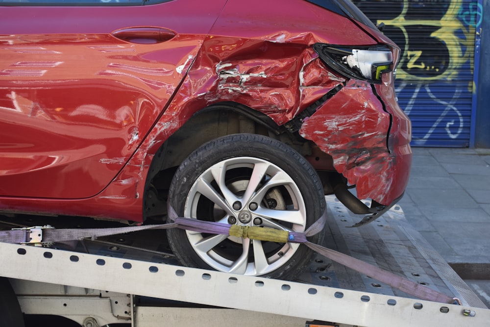 Beschädigtes Fahrzeug auf dem Abschleppwagen