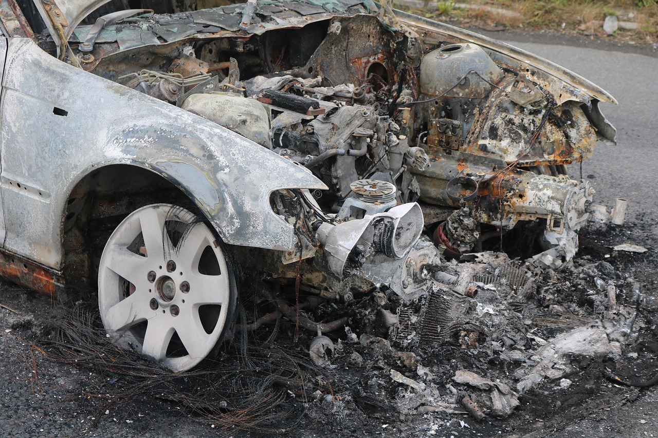 Sachverständiger begutachtet Unfallschaden am Auto