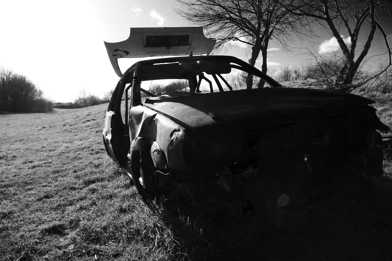 Zerkratzter Autolack als Vandalismusschaden an einem geparkten Fahrzeug