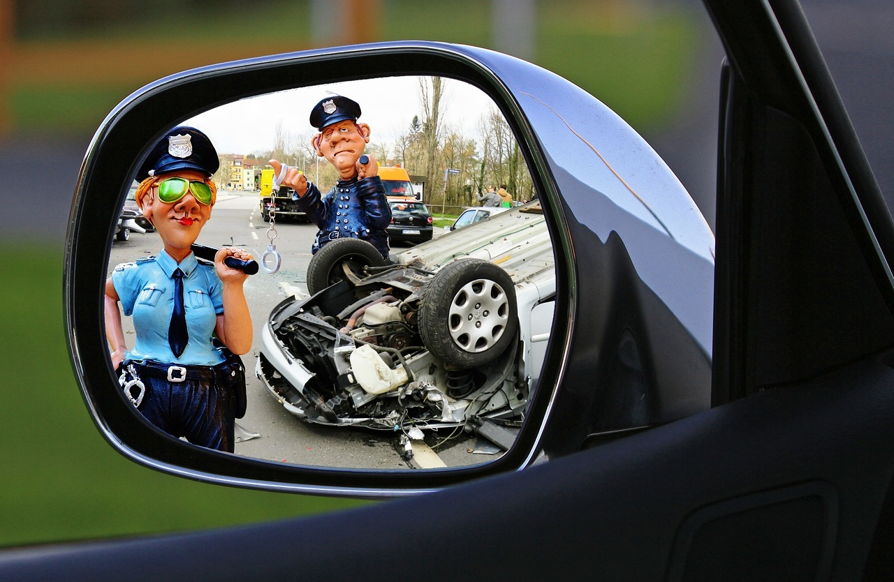 Autofahrer vergleicht Vollkasko und Teilkasko am Laptop
