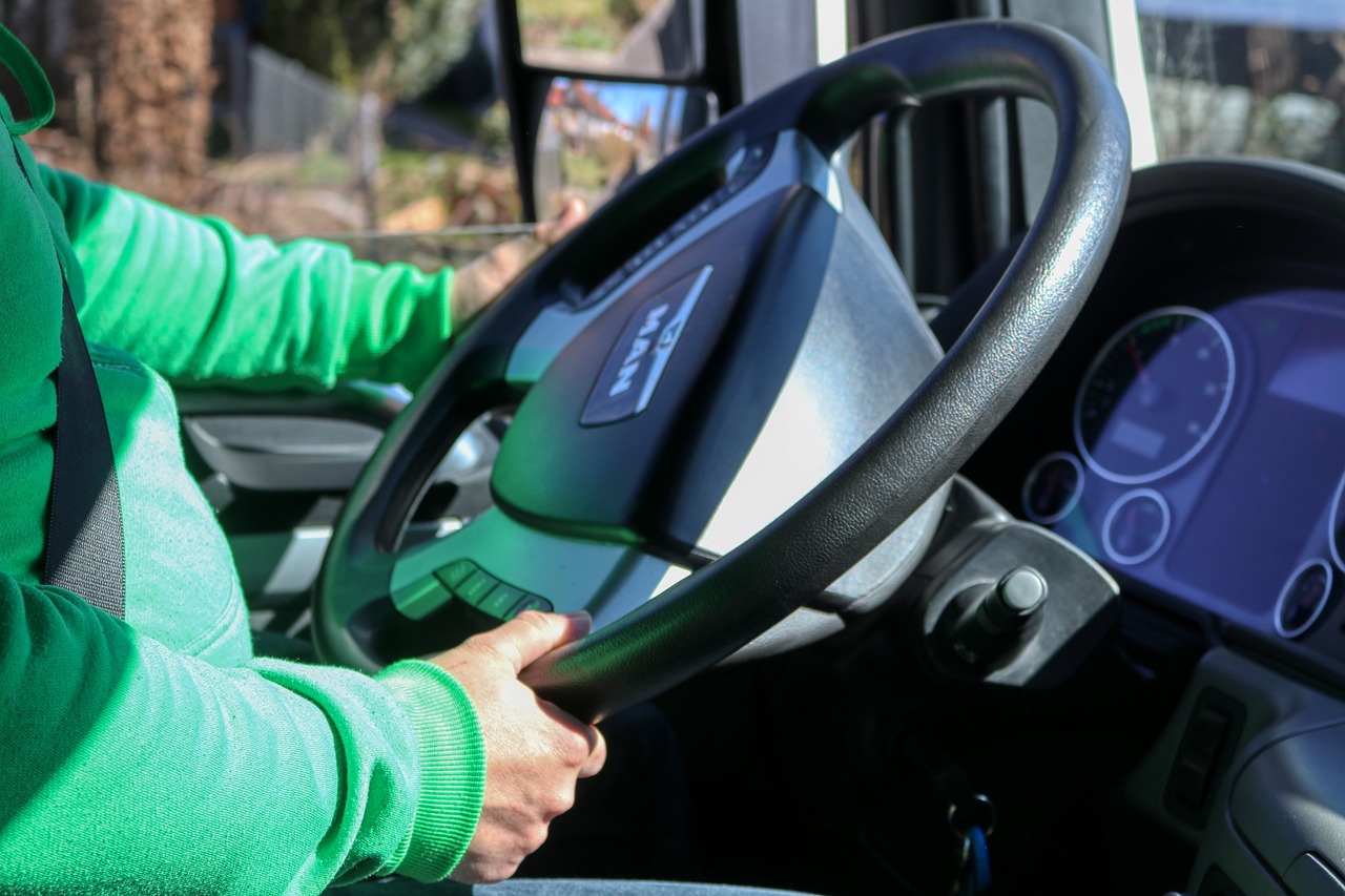 Autofahrer prüft am Fahrzeug, ob sich eine Vollkaskoversicherung für ihn lohnt