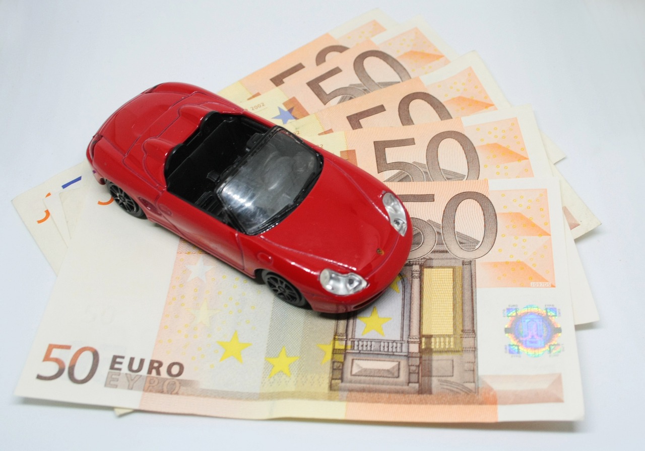 Fahrzeughalter prüft Versicherungsunterlagen zur Vollkaskoversicherung