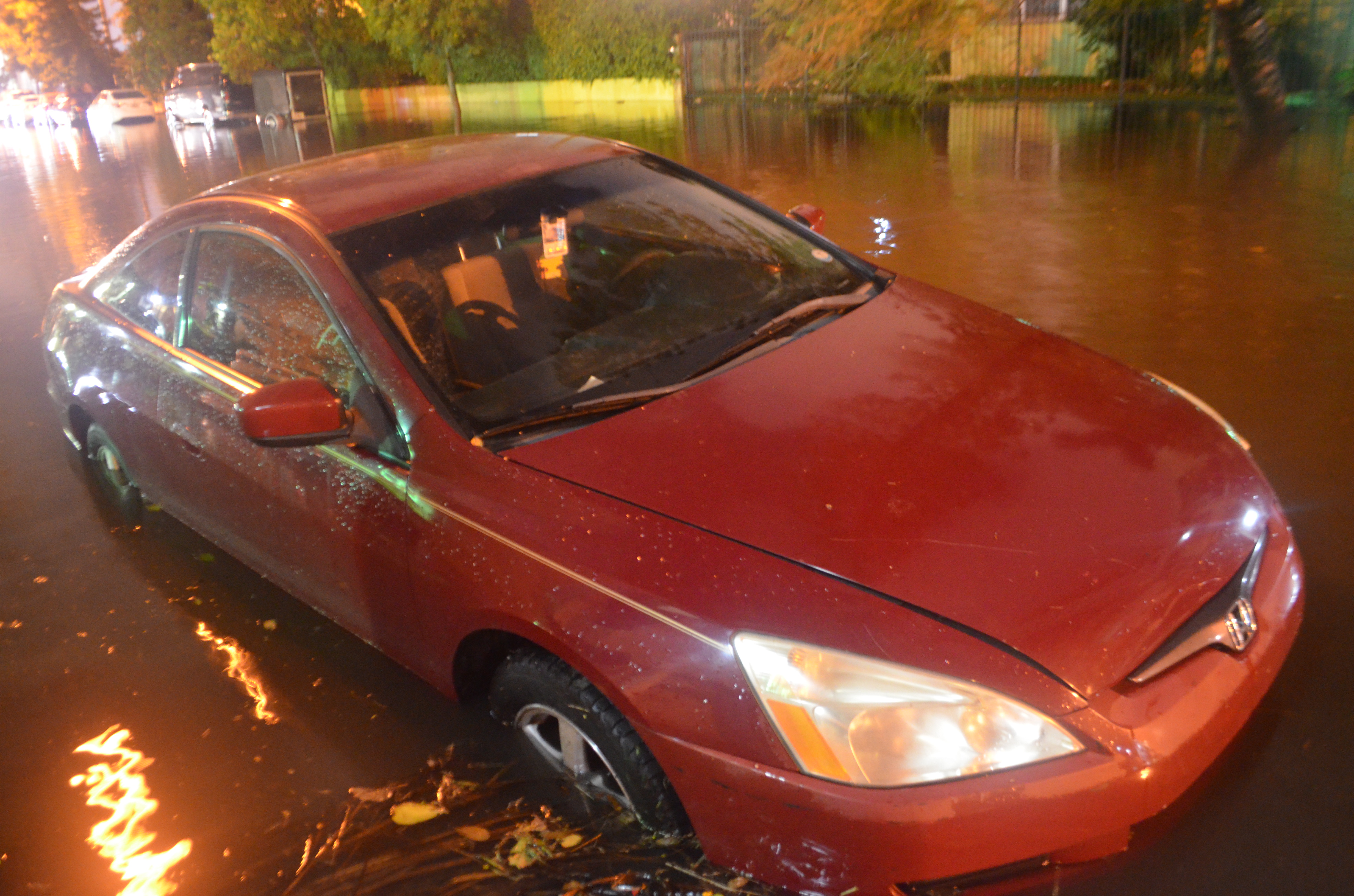 Auto mit Wasserschaden nach Hochwasser wird abgeschleppt