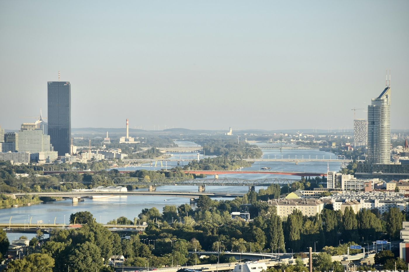Blick über die Donau auf Wien-Donaustadt – die Heimat der Danube Flats