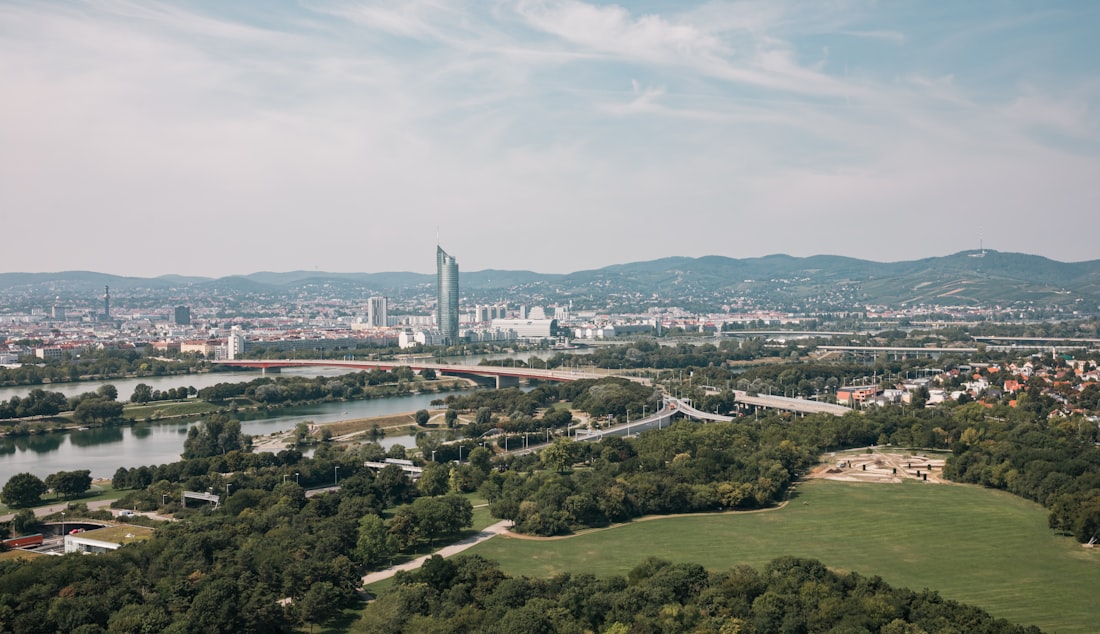 Blick über die Donau auf Wien-Donaustadt mit DC Tower und Donauturm