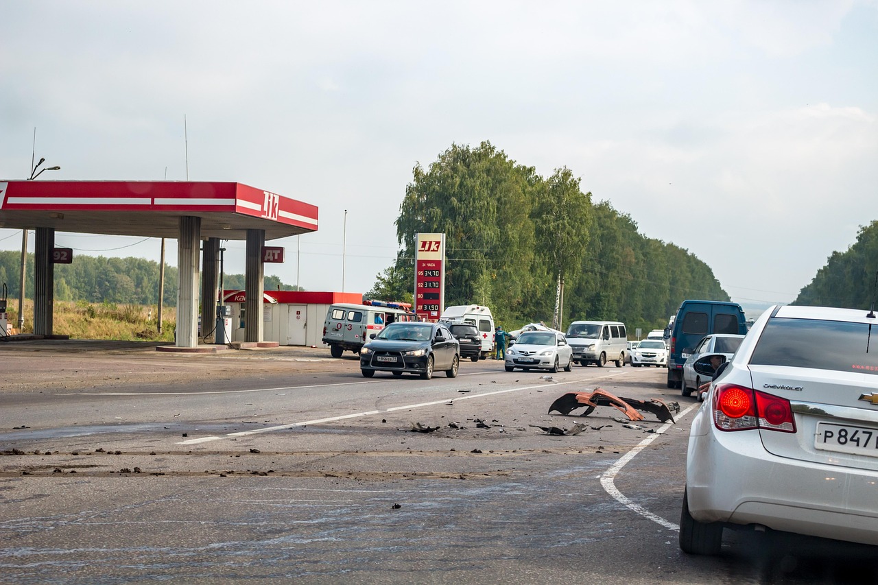 Beschädigtes Auto nach Wildunfall auf einer Landstraße in Österreich