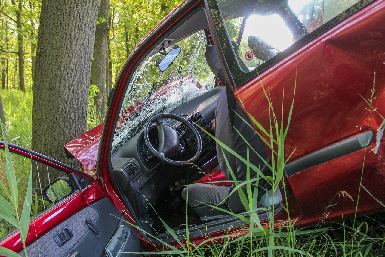 Beschädigtes Auto nach Wildunfall auf Landstrasse in Österreich