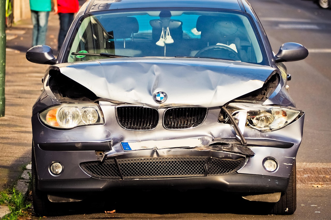 Stark beschädigtes Auto nach wirtschaftlichem Totalschaden wird begutachtet