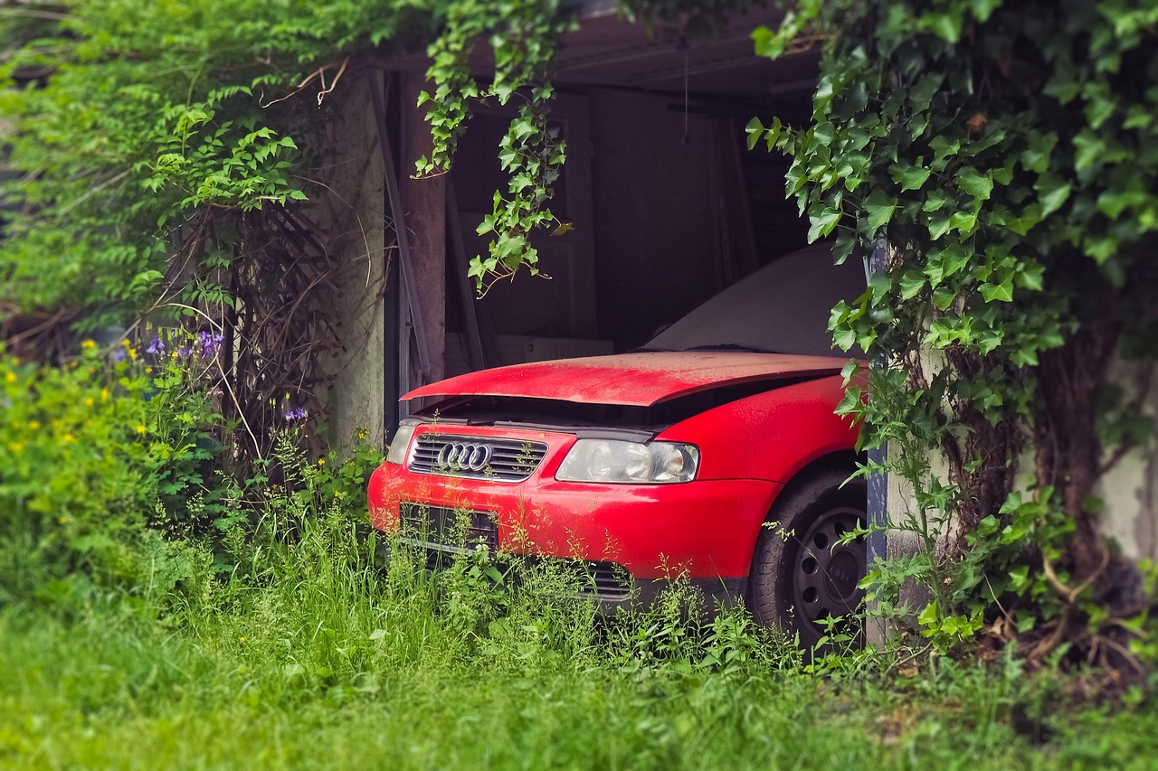 Gutachter begutachtet beschädigtes Fahrzeug nach Unfall